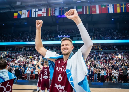 Kristaps Porziņģis priecīgs pēc uzvaras pār Portugāli. 