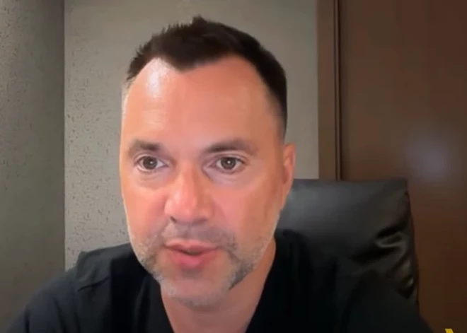 “Viņi spēlē interesantu spēli” Arestovičs neviennozīmīgi izsakās par Latvijas politiku krievu valodas jautājumā un izplata melus