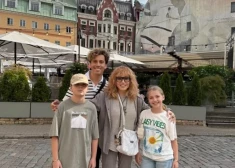 FOTO: Maksims Galkins un Alla Pugačova ar bērniem bauda Vecrīgas idilli