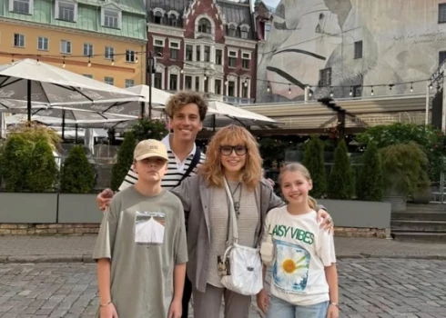 Ģimene smaidīgi pozēja pie Doma laukuma, iemūžināja mirkļus šaurajās bruģētajās ieliņās un piestāja viduslaiku restorānā “Rozengrāls”. 