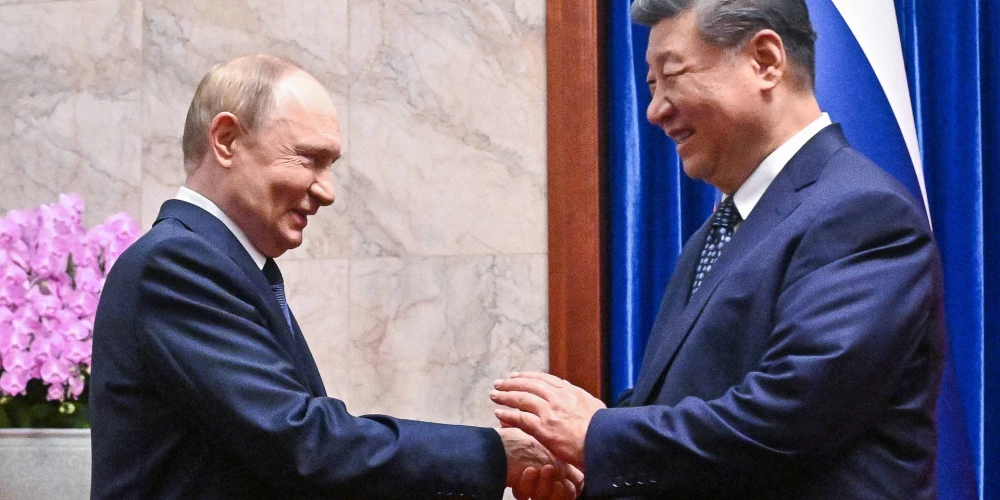 Komunistiskās Ķīnas vadonis Sji Dzjiņpins un Krievijas diktators Vladimirs Putins.