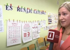 "Говорящие стены" и подписи на партах: как школа помогает детям учиться и говорить исключительно на латышском