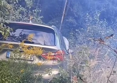 VIDEO: pie Ķeguma auto bez vadītāja pie stūres gandrīz notriec velosipēdistu