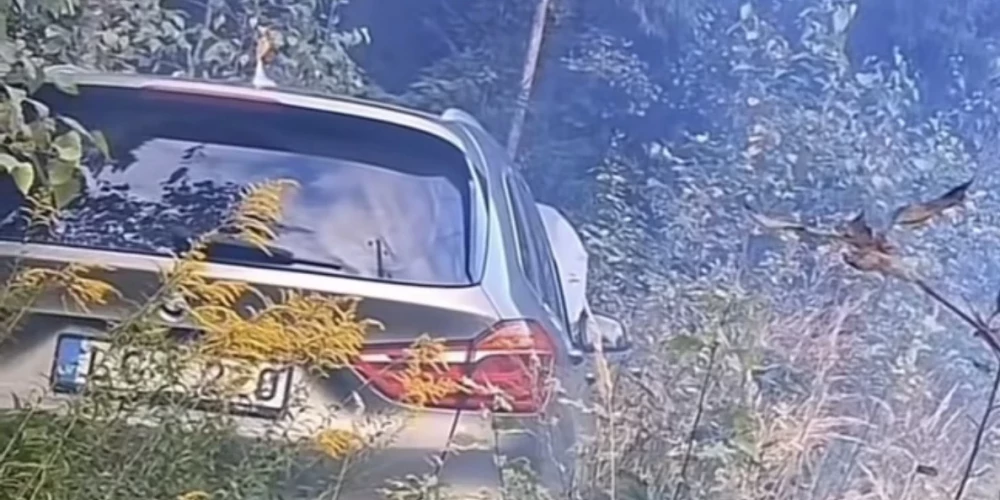 Автомобиль без водителя едва не сбил велосипедиста недалеко от Кегумса.