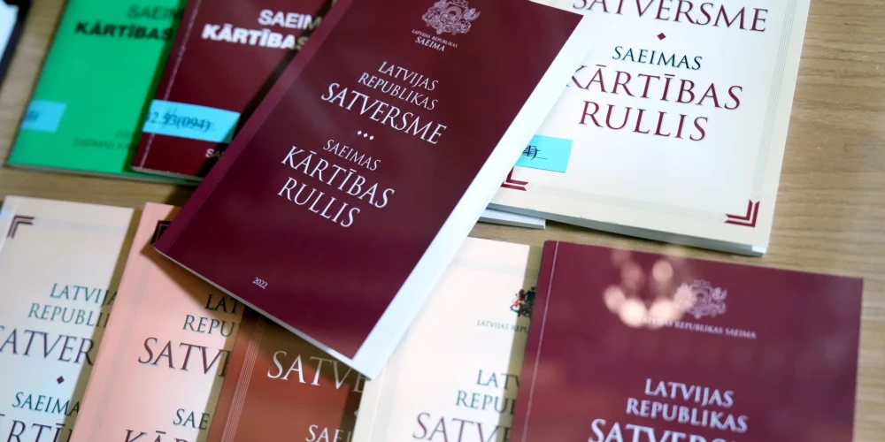 Tieslietu ministrijas ieskatā Satversmē nav vajadzības nostiprināt tikai divu dzimumu esamību.