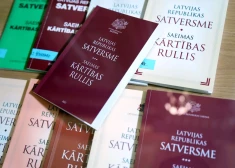 “Nav juridiska pamata”: Tieslietu ministrija noraida ideju Satversmē nostiprināt divu dzimumu principu