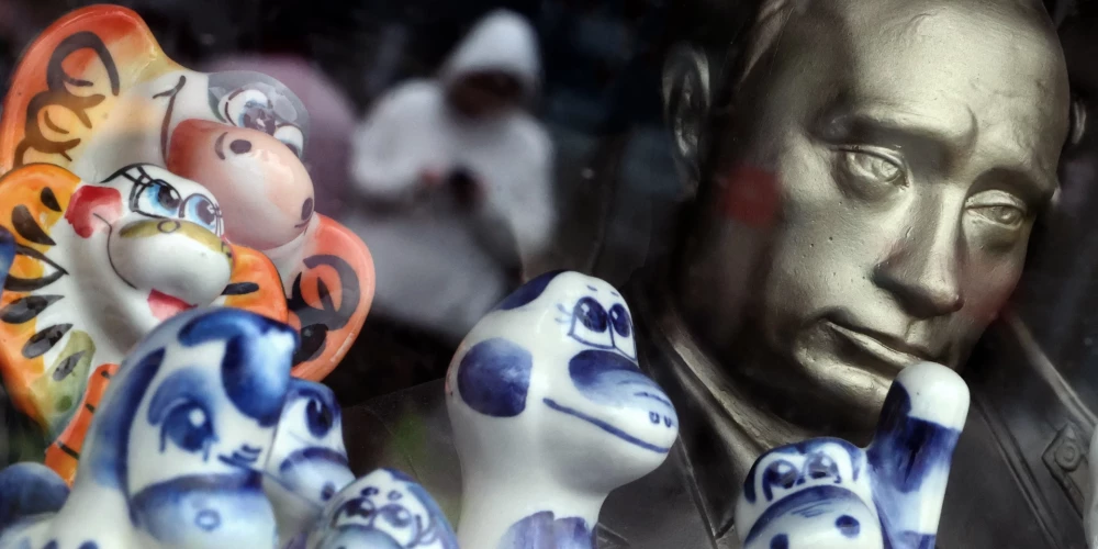 Putina ģīmetne veikalā Maskavā 2025. gada 2. jūlijā.