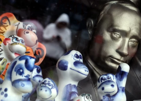 Putina ģīmetne veikalā Maskavā 2025. gada 2. jūlijā.