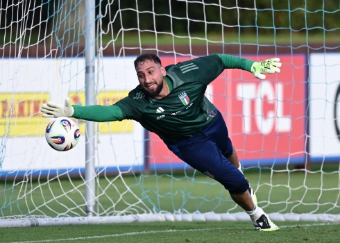 Itālijas izlases vārtsargs Džanluidži Donnarumma pārcēlies uz Mančestras "City".