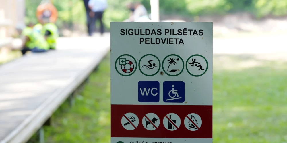 Atļauj peldēties Gaujas peldvietā Siguldā.