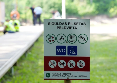 Atļauj peldēties Gaujas peldvietā Siguldā.