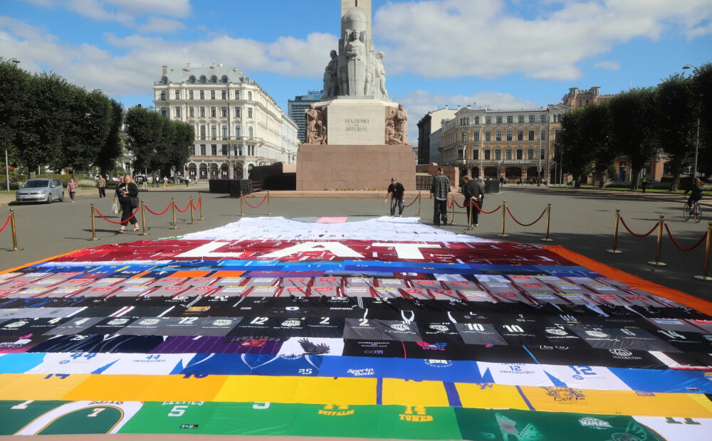 FOTO: Rīgā prezentē milzu basketbola kreklu, kas pretendē uz Ginesa rekordu