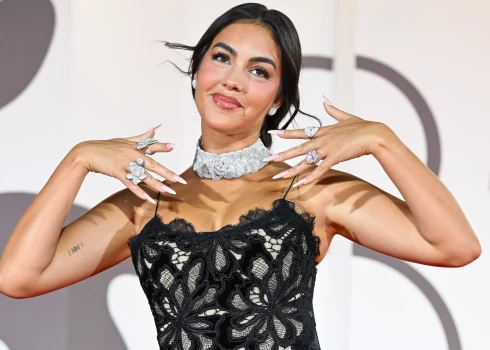 Krištianu Ronaldu līgava Džordžīna Rodrigesa parāda saderināšanās gredzenu ar milzīgo briljantu.