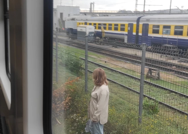 "Rīta kross pa Vagonu parka sliedēm, nezālēm..." Minūti pirms vilciena pienākšanas paziņo, ka tas pienāks otrā tilta galā - pāri visiem sliežu ceļiem