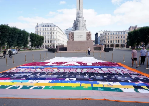 Pie Brīvības pieminekļa prezentē pasaulē lielāko basketbola kreklu, kura laikā plāno sasniegt jaunu Ginesa rekordu.