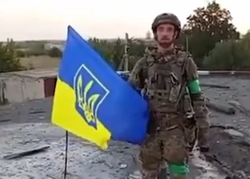 425. triecienpulka "Skala" kaujinieki paceļ Ukrainas karogu virs skolas Udačnes rietumu daļā.