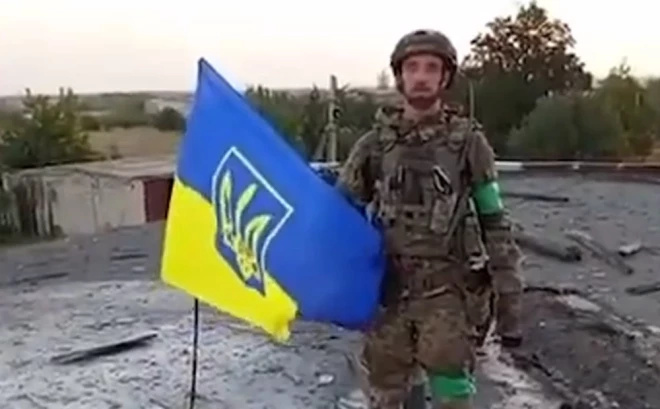 425. triecienpulka "Skala" kaujinieki paceļ Ukrainas karogu virs skolas Udačnes rietumu daļā.