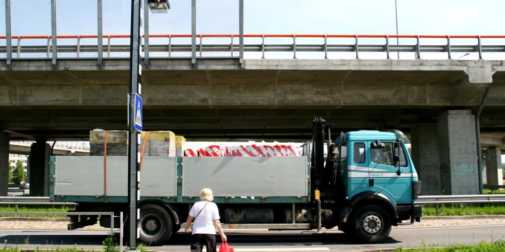 Rīgā vairākos maršrutos atcels kravas auto pārvietošanās aizliegumu, ļaujot nogādāt ostā graudu ražu. 