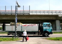 Rīgā vairākos maršrutos atcels kravas auto pārvietošanās aizliegumu