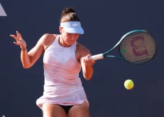 Semeņistaja sīvā cīņā sasniedz Šveices WTA turnīra otro kārtu
