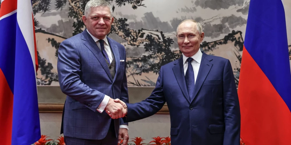 Slovākijas premjerministrs Roberts Fico un Krievijas diktators Vladimirs Putins Ķīnā (foto: Scanpix / AP)