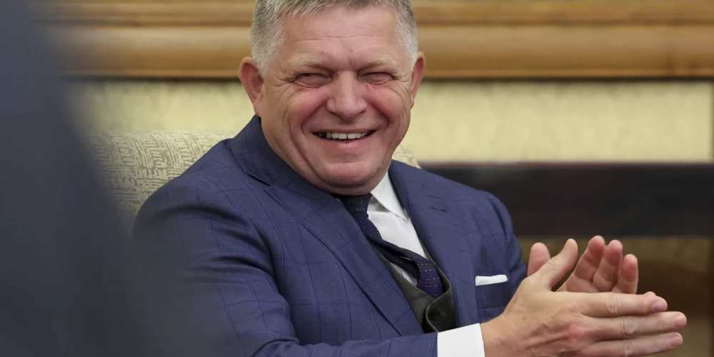 Ķīnā tiekoties ar Kremļa diktatoru Vladimiru Putinu, Slovākijas premjerministrs Roberts Fico ir lieliskā noskaņojumā