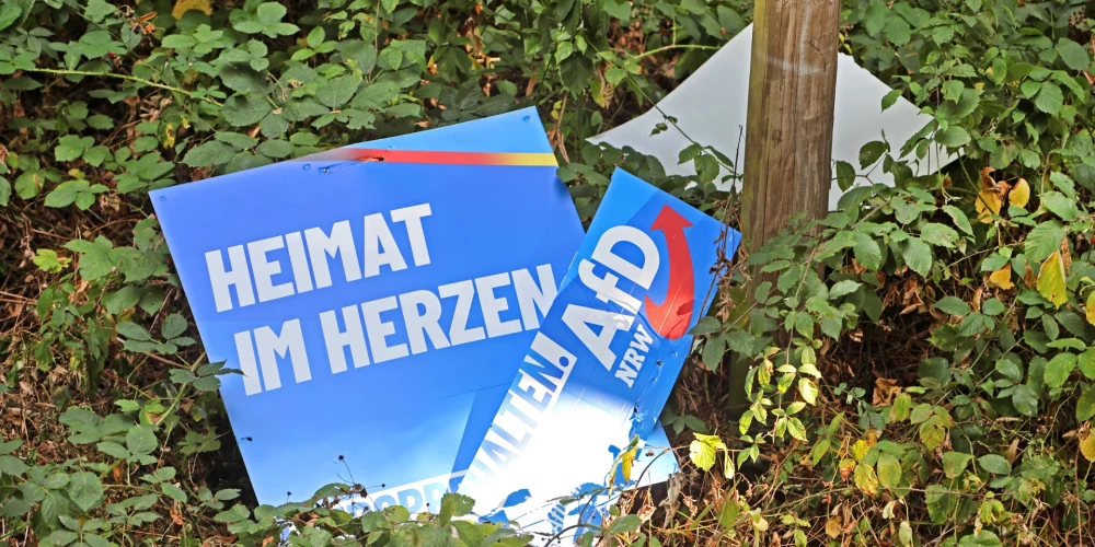 Salauzts "Alternatīvas Vācijai" reklāmas plakāts pirms vietējām vēlēšanām Ziemeļreinas-Vestfālenes federālajā zemē