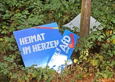 Salauzts "Alternatīvas Vācijai" reklāmas plakāts pirms vietējām vēlēšanām Ziemeļreinas-Vestfālenes federālajā zemē
