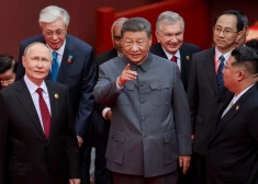 FOTO: Putina, Dzjiņpina un Čenuna klātbūtnē Ķīna izrāda savu militāro spēku