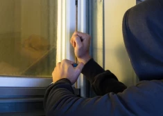 Likumsargi aizturējuši aizdomīgu vīrieti, kurš Rīgā slapstījās gar dzīvokļu logiem un veidoja slēpņus