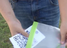 Radusies absurda situācija: skolēniem pusdienas jāpērk, izmantojot QR kodus, bet telefonu aizlieguma dēļ kodi mājās jāizprintē