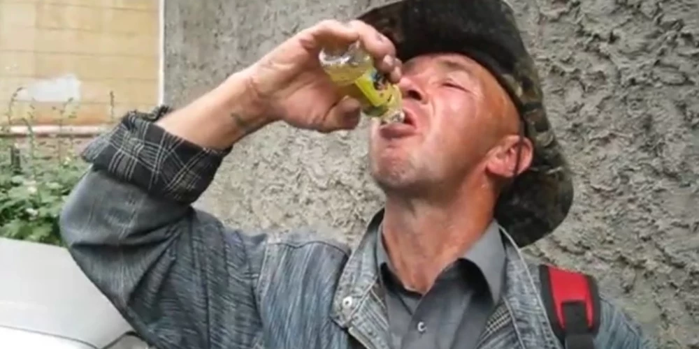 Говорят, алкоголики снова стали употреблять одеколон и даже стеклоомыватели.