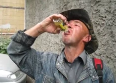 Говорят, алкоголики снова стали употреблять одеколон и даже стеклоомыватели.