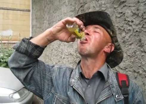 Говорят, алкоголики снова стали употреблять одеколон и даже стеклоомыватели.