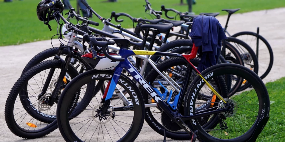 Nenoliedzami, daļa riteņbraucēju ignorē satiksmes noteikumus, bet daļa autovadītāju uzskata, ar velosipēdu drīkst braukāt tikai pa savu māju un varbūt pagalmu.