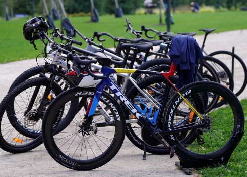 Nenoliedzami, daļa riteņbraucēju ignorē satiksmes noteikumus, bet daļa autovadītāju uzskata, ar velosipēdu drīkst braukāt tikai pa savu māju un varbūt pagalmu.