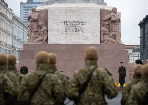 Aizsardzības ministrs uzdevis Nacionālajiem bruņotajiem spēkiem veikt visu zemessargu apziņošanu ar mērķi noskaidrot viņu gatavību ierasties vienībās un veikt kaujas uzdevumus.