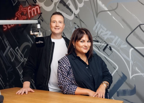Radio “Star FM” košajai komandai pievienosies divas spilgtas personības – Artūrs Mednis un Ieva Janiševa. 