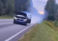 "Knapi paspēju malā!" Riteņbraucējam virsū traucas kūpošs BMW bez vadītāja
