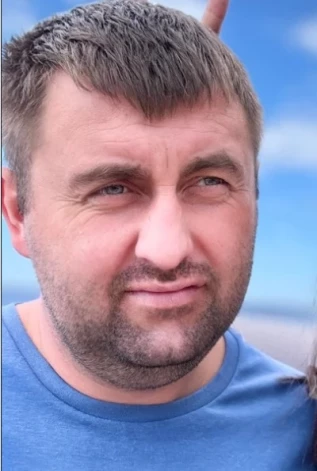 Edijs ir 178 cm garš, pilnīgas miesas būves un viņam ir zila acu krāsa.