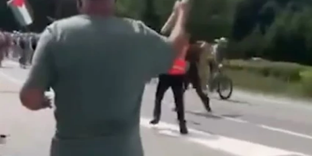 Palestīniešu aktīvisti mēdz izskriet uz trases "Vuelta a Espana" velobrauciena dalībnieku priekšā (ekrānuzņēmums no video)