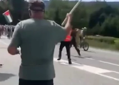 Palestīniešu aktīvisti mēdz izskriet uz trases "Vuelta a Espana" velobrauciena dalībnieku priekšā (ekrānuzņēmums no video)