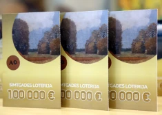 Spēlējot tikai reizi pusgadā, Ķekavas iedzīvotājs laimē 100 000 eiro Simtgades loterijā