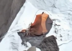 Skats no drona uz alpīnistes telti kalnos.