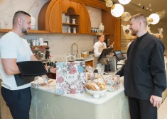 Durvis ver atjaunotais "Lage Gastronomija" "Galleria Riga"