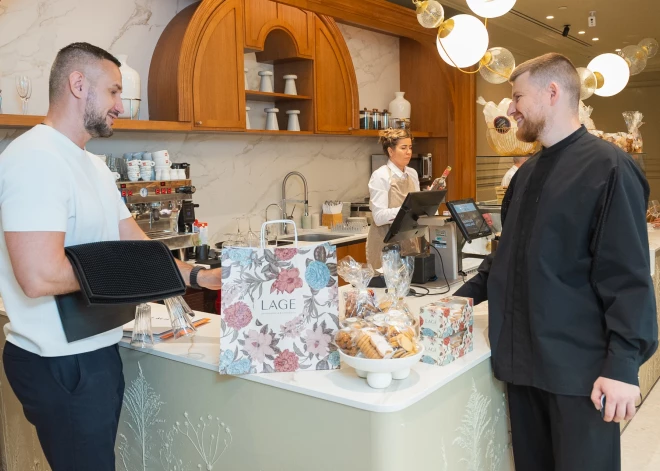 Durvis ver atjaunotais "Lage Gastronomija" "Galleria Riga"