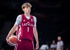 Eiropas U-18 čempionātā uzmirdzējušais Valdis Valters karjeru turpinās ASV vidusskolā