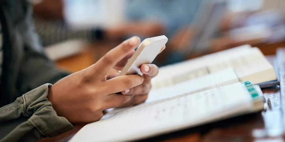 Медики предупреждают: длительное нахождение с опущенной головой приводит к застою кровообращения, из-за чего вены расширяются и деформируются