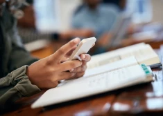 19-летнего студена парализовало из-за постоянного использования смартфона