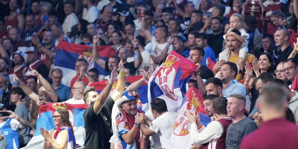 Serbijas līdzjutēji Rīgas "Xiaomi arēnā" vēro Latvijas un Serbijas izlašu cīņu Eiropas basketbola čempionātā